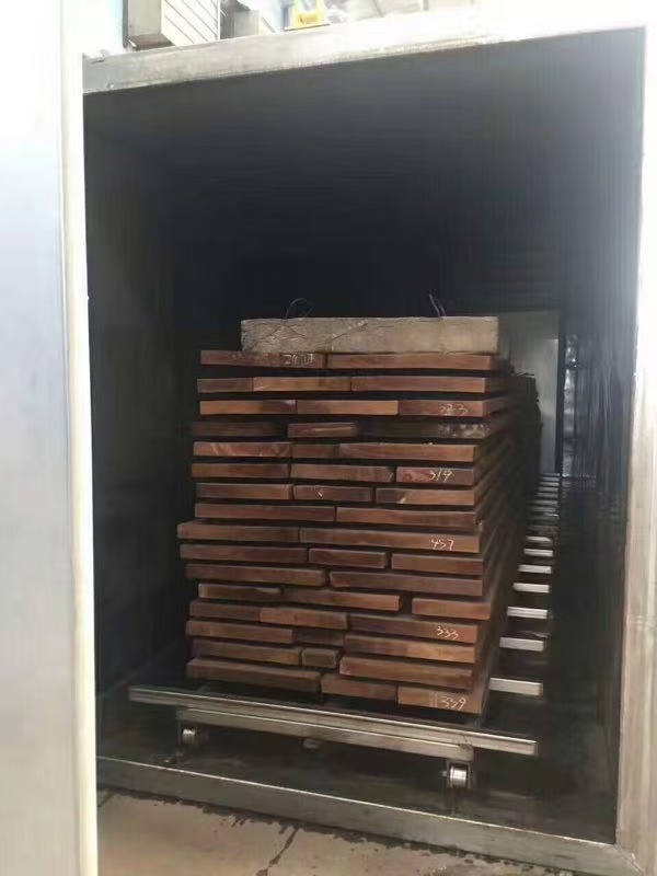 什么样的木材都能用木材碳化设备处理?三类原料需谨慎选择