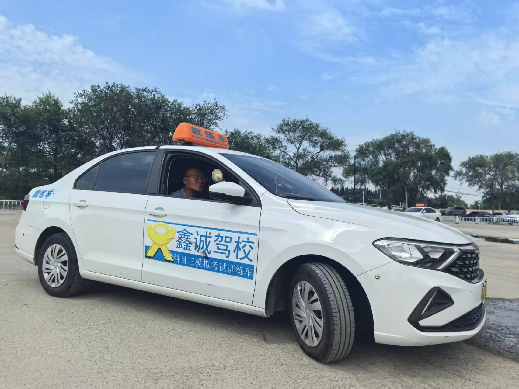 大连学摩托车驾校怎么选？鑫诚驾校通过率与收费数据参考