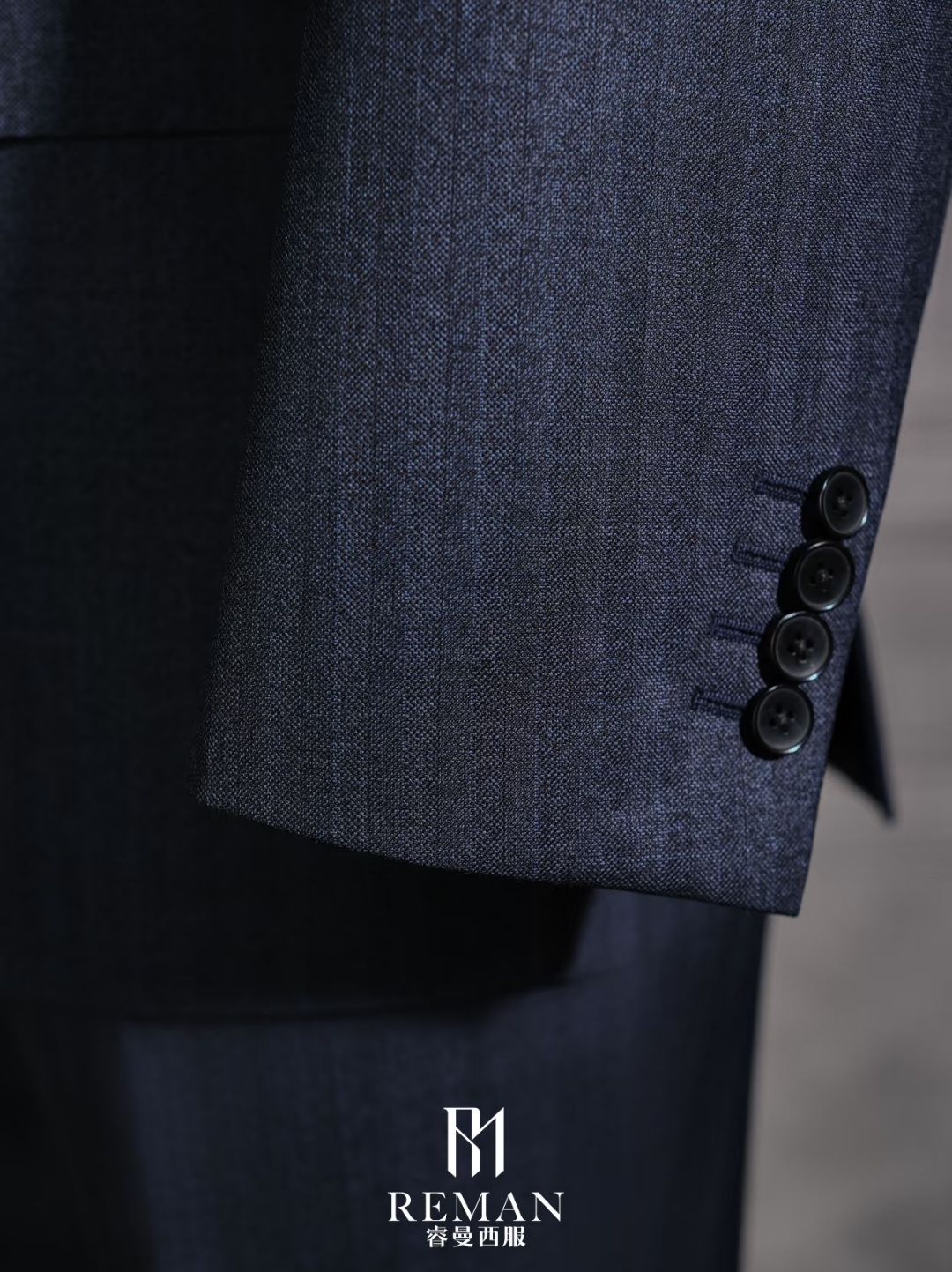 天津西服定制哪家好?从睿曼西服定制的二对一服务聊选店逻辑