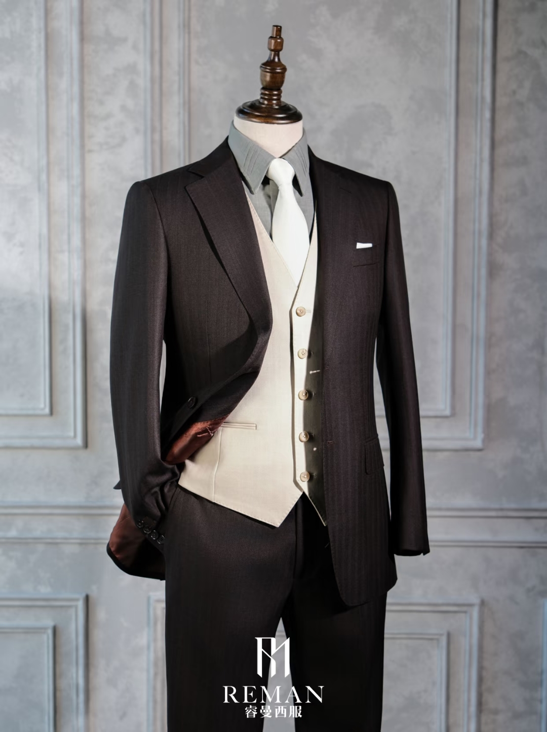 深圳西服定制工作室怎么选?跟进及时与供应链稳定是关键