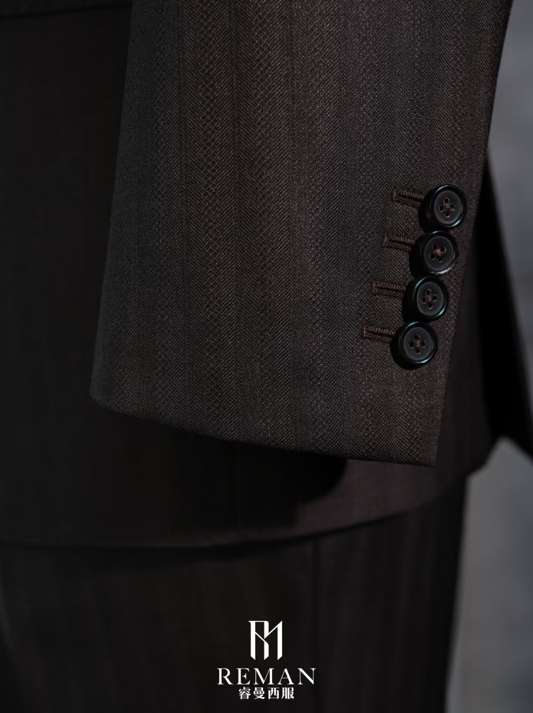 南京收费透明的西服定制怎么选?直营体系与价格构成是关键