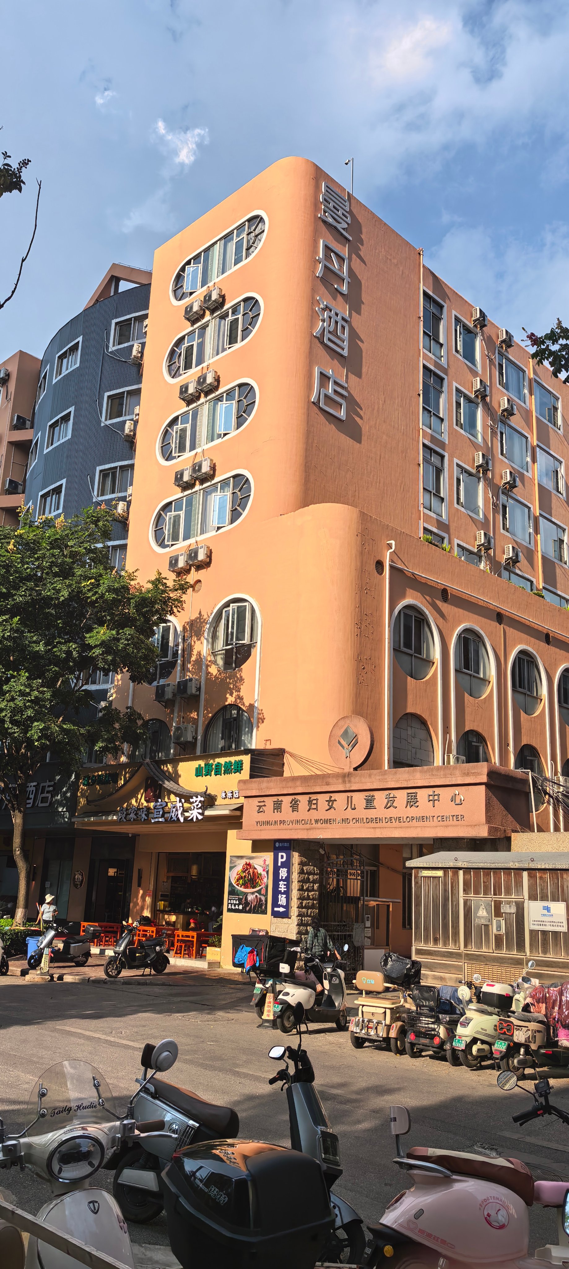 在昆明市中心住曼丹酒店，地段、床品与服务怎么选？